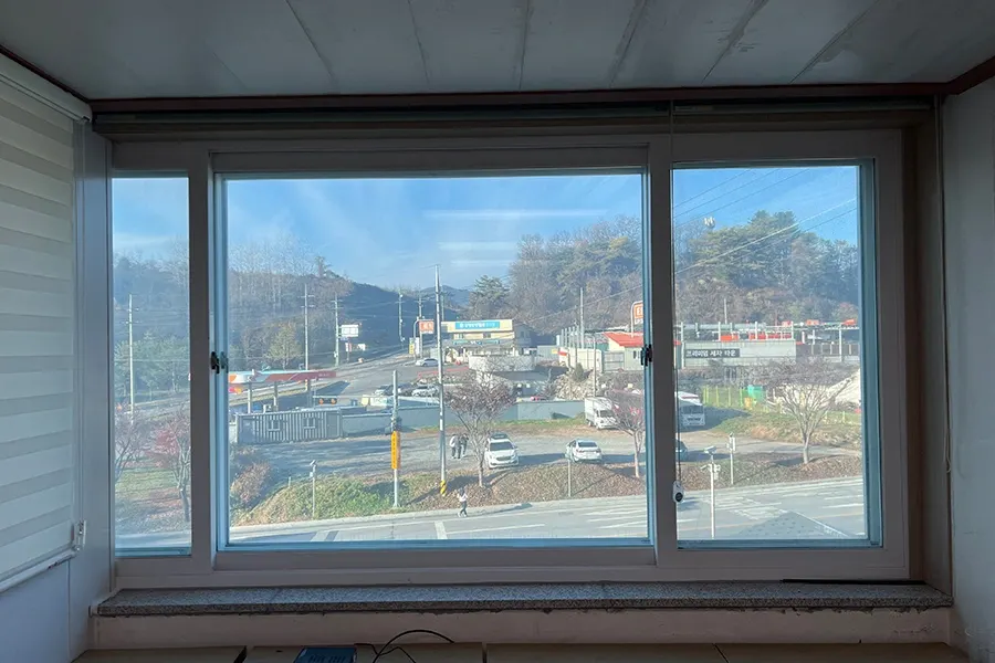 다른 실의 창호에서 본 도로변 전경